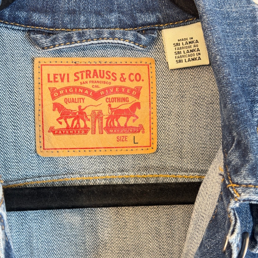 Levi's Classic Blue Jean Trucker Jacket Made in Sri Lanka - Picture 2 of 3